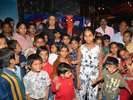 మహేష్ బాబు థియేటర్లో అనాథ పిల్లలు... నమ్రత అలా చేయడంపై ప్రశంసలు!