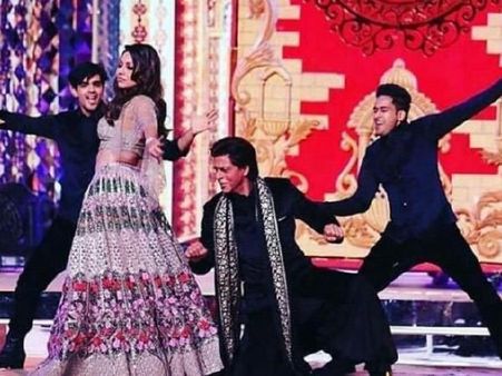 అంబానీల ఇంట పెళ్లి సందడి: భార్యతో కలిసి స్టెప్పులేసిన షారుక్ ఖాన్ (ఫోటోస్)