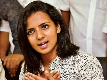 ఒక్కరూ రావడం లేదు, అతడి వల్లే నాశనమైంది: హీరోయిన్ శృతి హరిహరన్