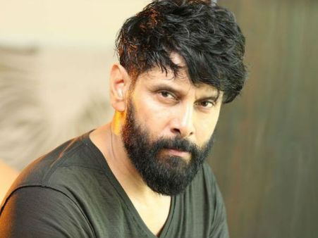 విక్రమ్ 300 కోట్ల చిత్రం: ‘గంట’కు దర్శకుడి పూజలు, ఆసక్తికర విషయాలు వెలుగులోకి...