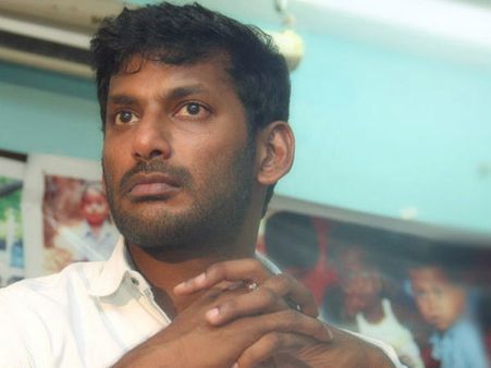 హీరో విశాల్‌కు స్నేహితుల వెన్నుపోటు.. భారీ ఎదురుదెబ్బ!