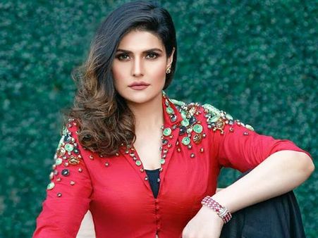 షాకింగ్: బైక్‌ని గుద్దేసిన ప్రముఖ హీరోయిన్ కారు.. వ్యక్తి దుర్మరణం!