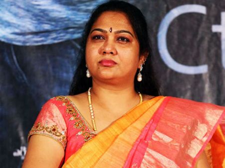 పూరి జగన్నాథ్‌ని మబ్బులు కమ్మేశాయి.. ఆ మబ్బులు ఎవరో మీరే అర్థం చేసుకోండి.. నటి హేమ!