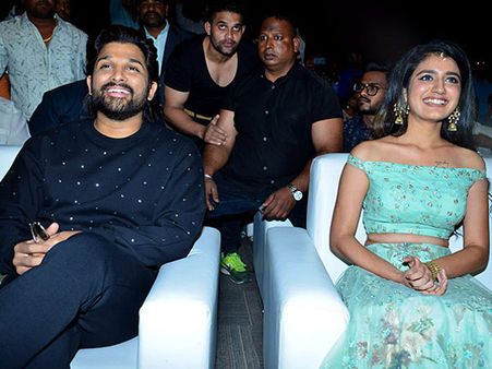 ప్రియా వారియర్ క్రేజా మజాకా? లవర్స్ డే‌కు భారీ బిజినెస్.. అల్లు అర్జున్‌తో సహకారంతో..