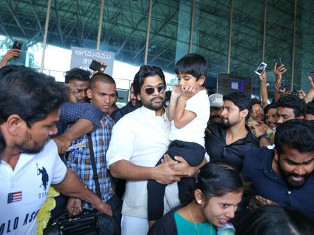 పాలకొల్లులో బన్నీ సంక్రాంతి సెలబ్రేషన్స్... ఫ్యాన్స్ గ్రాండ్ వెల్‌కం, ర్యాలీగా (ఫోటోస్)