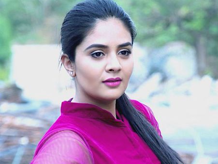 మానవత్వం లేదు, అంతా డబ్బ కోసమే: బాధ వెల్లగక్కిన యాంకర్ శ్రీముఖి!