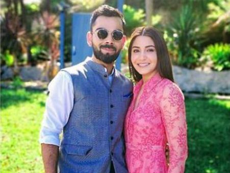 విరాట్ కోహ్లితో అనుష్క శర్మ న్యూ ఇయర్ సెలబ్రేషన్స్ (ఫోటోస్)