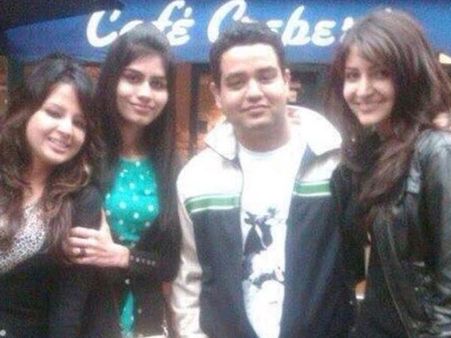 అనుష్క శర్మ, ధోనీ భార్య క్లాస్ మేట్స్... వైరల్ అవుతున్న ఫోటోస్