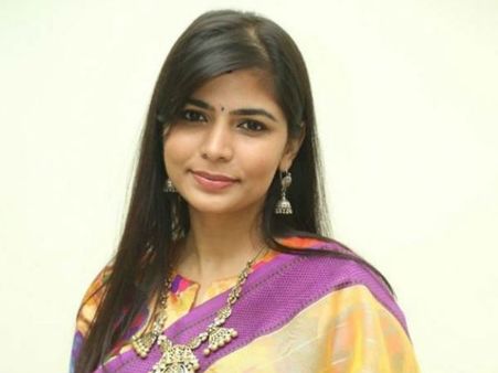 చీర కట్టినా అసభ్యంగా ఫోటోలు తీసి ఆ సైట్లలో పెడుతున్నారు: సింగర్ చిన్మయి