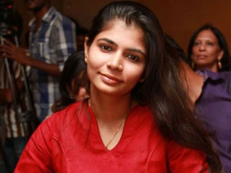 సొంత ఫ్యామిలీలో కూడా రేప్ చేస్తామని బెదిరిస్తారు: రకుల్ వివాదంలో చిన్మయి సపోర్ట్!