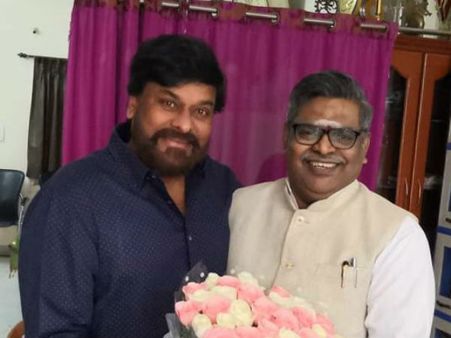 ‘సైరా’లో ఒళ్లు గగుర్బొడిచేలా.. నాకు సంబంధంలేకున్నా, అది గొప్పగిఫ్ట్: సిరివెన్నెలపై చిరంజీవి