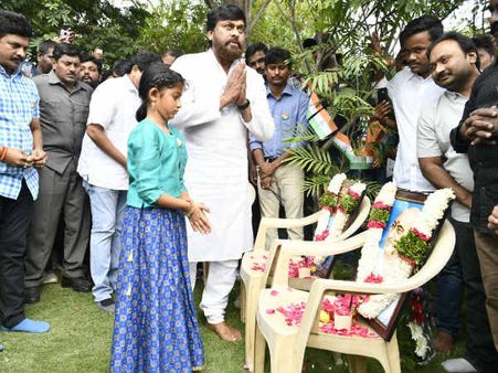 129 సార్లు రక్తదానం.. అభిమానిని అభినందించిన చిరంజీవి!