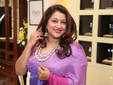 క్రికెటర్ భార్య, సినీనటి కారుపై అటాక్.. దుండగులు ఏం చేశారో తెలుసా!