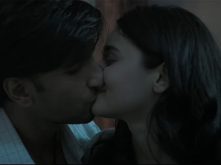 నా బాయ్‌ఫ్రెండ్‌ను గోకితే అంతే... పోయేటప్పుడు నా గంట తీసుకెళ్తావా? లిప్‌లాక్‌తో అలియా, రణ్‌వీర్