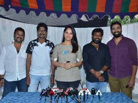 ఆయ‌న‌ది ల‌క్కీ హ్యాండ్. ఏ సినిమా చేసినా హిట్.. అనసూయ, ధన్ రాజ్ ఏమన్నారంటే!