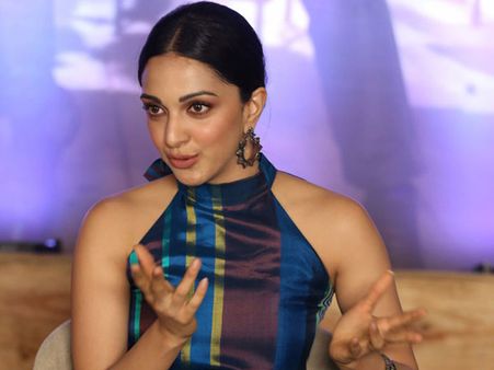 అర్ధరాత్రి కరణ్ జోహర్ ఫోన్ చేసి.. ఆ మాటతో షాకయ్యా.. భయమేసింది కూడా.. కియారా అద్వాని