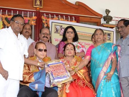 సూపర్‌స్టార్‌ కృష్ణ దంపతులకు అరుదైన గౌరవం..'తెలుగు సినిమా గ్రంథం' అంకితం