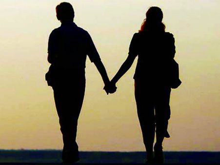 పక్కింటి అమ్మాయితో హీరో జంప్.. పెళ్ళై ఇద్దరు పిల్లలు ఉన్నా.. ఆ మాటలతో ముగ్గులోకి దించి!