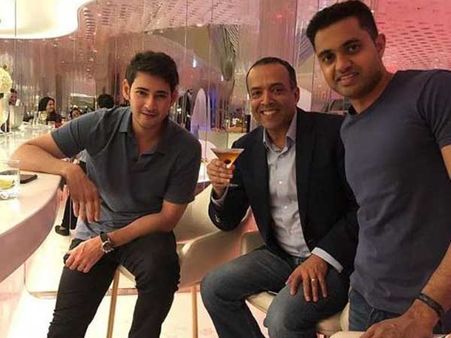 దుబాయ్‌లో ఫ్యామిలీతో మహేష్ బాబు న్యూ ఇయర్ సెలబ్రేషన్స్ (ఫోటోస్)