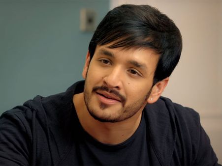 మిస్టర్ మజ్ను టీజర్: చాక్లెట్స్ సరిపోవు.. ఆ టచ్ కావాలి.. అఖిల్ అదరగొట్టేశాడబ్బా!