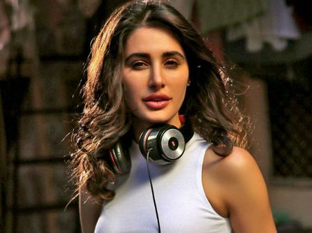 మాజీ ప్రియుడితో మళ్ళీ రొమాన్స్.. భరించలేక పారిపోయిన హీరోయిన్!