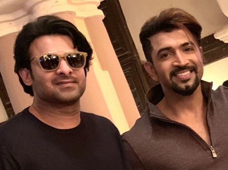 నీ కంటే కూల్ ఎవరు దాదా.. ప్రభాస్ ఫోటో వైరల్, సాహో సెట్లోని ఫోటో లీక్ చేసిన హీరో! (ఫొటోలు)