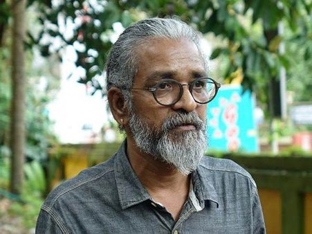 ఆవుపేడతో దర్శకుడి మీద దాడి, సున్నితమైన అంశాన్ని కెలకడం వల్లేనా?