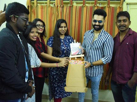 ఫ్యాన్స్‌తో చలాకీగా హీరో రామ్.. క్యాలెండర్‌ రిలీజ్ చేసిన ఎనర్జిటిక్ స్టార్!