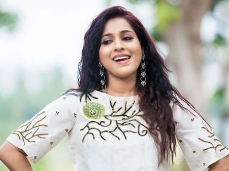 నెటిజన్‌ను కడిగి పారేసిన రష్మీ.. తెలుగు నేర్చుకోండి అంటూ..