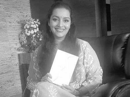 పవన్ ఒకప్పుడు నా భర్త... నేను రాసిన బుక్‌లో ఆయన లేడు, తెలుగులో అందుకే: రేణు దేశాయ్