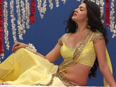 నా వీడియోస్ చూసి పిచ్చెక్కిపోతున్నారు, ఒక్క రాత్రికి కోటి ఆఫర్: సాక్షి చౌదరి