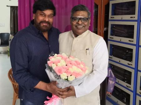 ఎప్పుడో రావాల్సింది మీకు.. సిరివెన్నెలతో చిరు.. క్యూకట్టిన టాలీవుడ్!