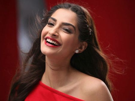 దర్శకుడిపై మీటూ ఆరోపణలు నిజం కాకపోతే? సోనమ్ కపూర్ ఏమన్నారంటే..