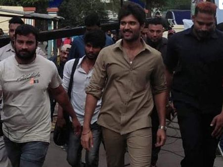 ఖాకి డ్రెస్సులో కేక పెట్టిస్తున్న విజయ్ దేవరకొండ.. షాకింగ్ లుక్.. వైరల్ అవుతున్న పిక్స్!