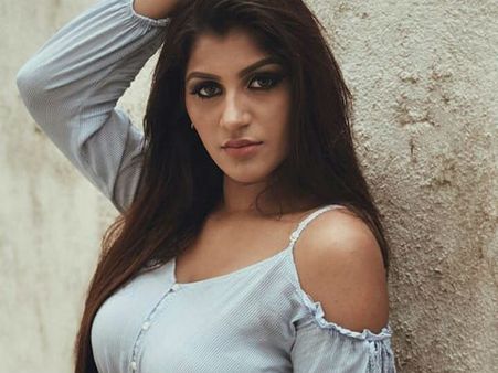 ఆ హీరోని పెళ్లి చేసువాలనుంది.. బిగ్‌బాస్ భామపై దుమ్మెత్తిపోస్తున్న ఫ్యాన్స్!