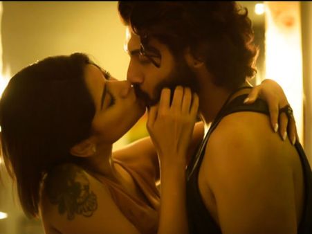 లిప్ లాక్స్‌తో రెచ్చిపోయిన బిగ్‌బాస్ బ్యూటీ.. ట్రైలర్ చూస్తే '90ఎంఎల్' ఏసినట్లే!