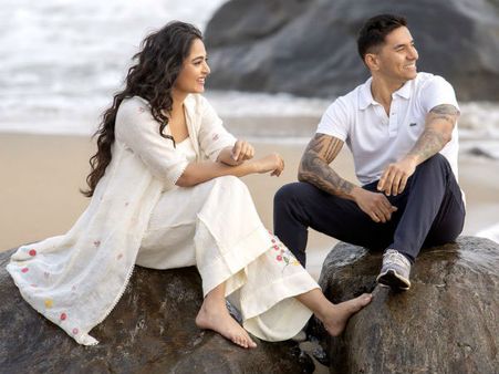 హీరోయిన్ అనుష్క కొత్త బాయ్ ఫ్రెండా? వైరల్ అవుతున్న ఫోటోస్... అసలు నిజం ఇదే!