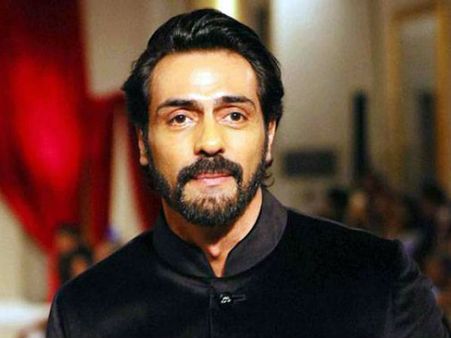 భార్యతో విడాకులు, అప్పుల పాలైన హీరో...