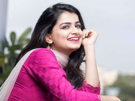 మైగాడ్.. చచ్చిపోతానేమో.. గిల్లి చూడండి.. నమ్మలేకపోతున్నా.. హుషారు హీరోయిన్ ట్వీట్