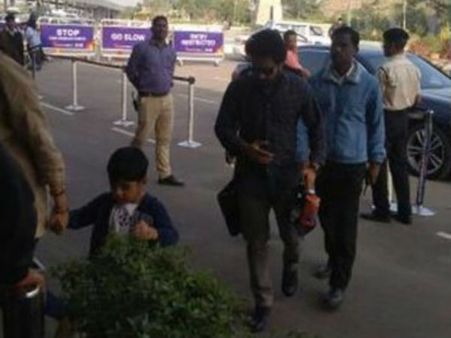 ‘ఆర్ఆర్ఆర్’ షూటింగ్ నుంచి బ్రేక్: దుబాయ్‌లో ల్యాండైన జూ ఎన్టీఆర్