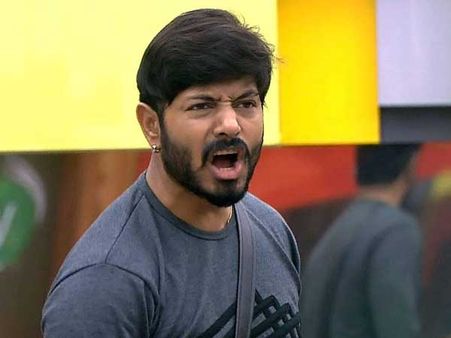 అమ్మాయిల న్యూడ్ ఫోటోలు, నా జీవితం నాశనం, యుద్ధం వేళ ఇదేంటి?: మీడియా ముందు కౌశల్