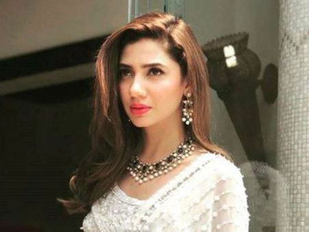 భారత్‌కు వ్యతిరేకంగా బాలీవుడ్( పాకిస్థానీ) హీరోయిన్ల కామెంట్!