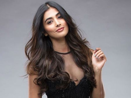 పూజా హెగ్డే బుగ్గ గిల్లిన అభిమాని.. నీ ప్రేమని నేను ఫీల్ అవుతున్నా!