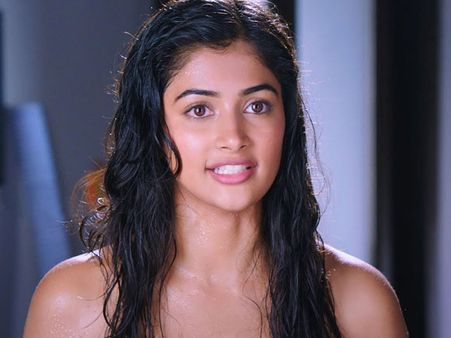 పూజా హెగ్డే బుగ్గ గిల్లిన అభిమాని.. హీరోయిన్ ఏం చేసిందంటే..