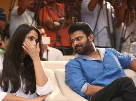 ప్రభాస్-అనుష్క కలిసి విదేశీ ప్రయాణం, మళ్లీ మొదలైన డౌట్స్.. కారణమేంటి?