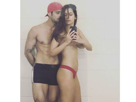 బాలీవుడ్ హీరో పబ్లిసిటీ పిచ్చి.. భార్యతో కలిసి అర్దనగ్నంగా, నెటిజన్ల చివాట్లు!