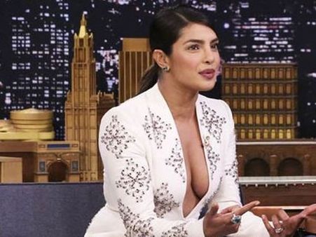 టివి షోలో బ్రా లేకుండా ప్రియాంక చోప్రా.. వైరల్ అవుతున్న వీడియోలు!