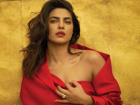 నలుగురిలో పరువు పోయేది.. తృటిలో ఎస్కేప్ అయిన ప్రియాంక చోప్రా (వీడియో)