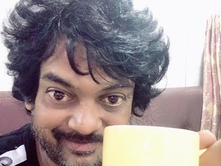 హీరో గిఫ్ట్ ఇచ్చాడు కదా అని.. 'నక్క పేడ' కూడా తాగేస్తున్న పూరి జగన్నాథ్!