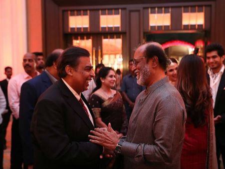 రజనీకాంత్ కూతురు వెడ్డింగ్ రిసెప్షన్: భార్యతో కలిసి హాజరైన ముఖేష్ అంబానీ